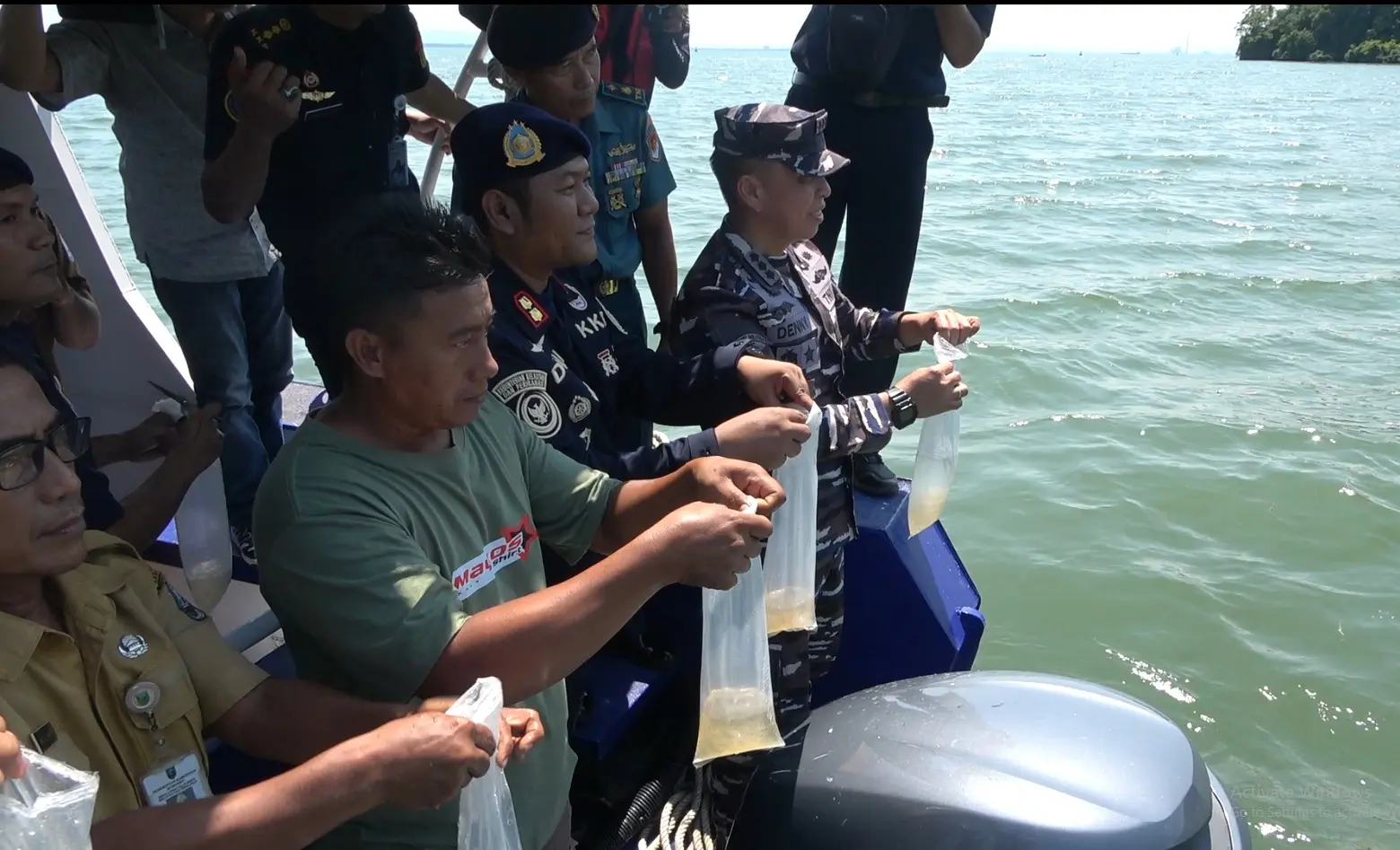 Lanal Cilacap dab PSDKP melepasliarkan ribuan benih lobster ke Laut Nusakambangan. (Lanal Cilacap).