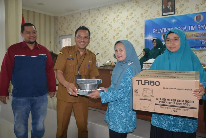 Sebanyak 50 kader Tim Penggerak PKK mengikuti pelatihan boga yang digelar di Gedung Sumekar, Kabupaten Cilacap, Selasa (21/4/2026) sebagai upaya meningkatkan keterampilan sekaligus mendorong lahirnya wirausaha kuliner baru. (Foto: Kominfo Cilacap)