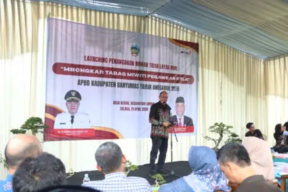 Bupati Banyumas Sadewo Tri Lastiono, saat acara peluncuran penanganan Rumah Tidak Layak Huni (RTLH) tahun anggaran 2026 yang dipusatkan di Desa Besuki, Kecamatan Lumbir, Selasa (21/04/2026).(foto: Wahyu Sumantri)