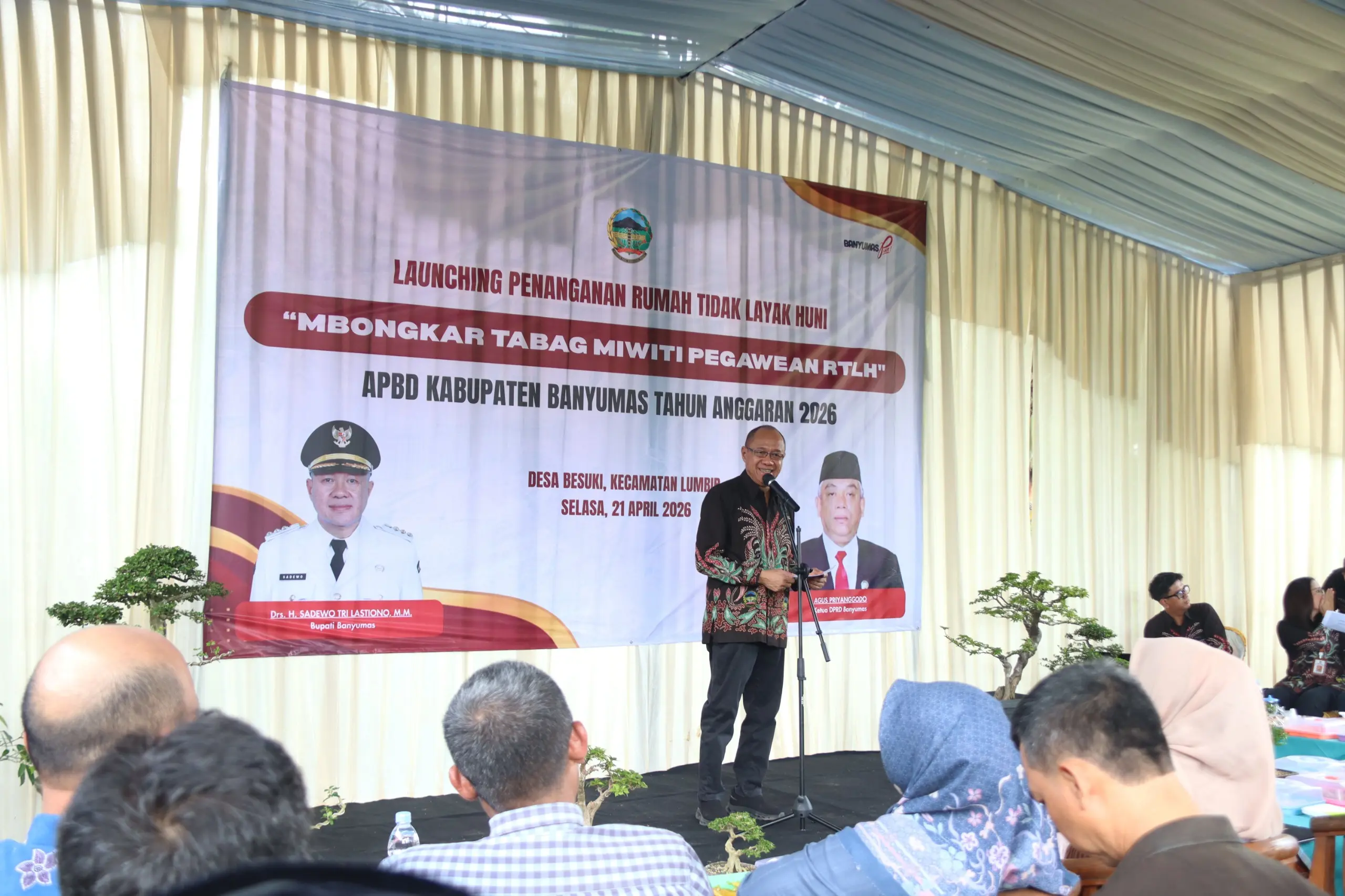 Bupati Banyumas Sadewo Tri Lastiono, saat acara peluncuran penanganan Rumah Tidak Layak Huni (RTLH) tahun anggaran 2026 yang dipusatkan di Desa Besuki, Kecamatan Lumbir, Selasa (21/04/2026).(foto: Wahyu Sumantri)