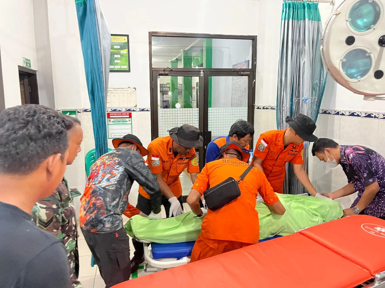 Korban tenggelam di Pantai Bleberan saat dievakuasi ke Puskesmas Adipala Cilacap. (Kansar Cilacap).