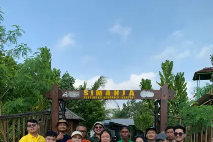 Jajaran manajeman Noola Hotel Cilacap peringati Hari Bumi dengan menanam mangrove. (Noola Hotel).