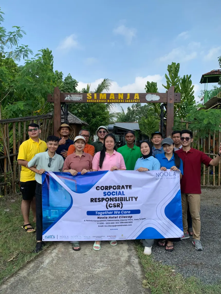 Jajaran manajeman Noola Hotel Cilacap peringati Hari Bumi dengan menanam mangrove. (Noola Hotel).