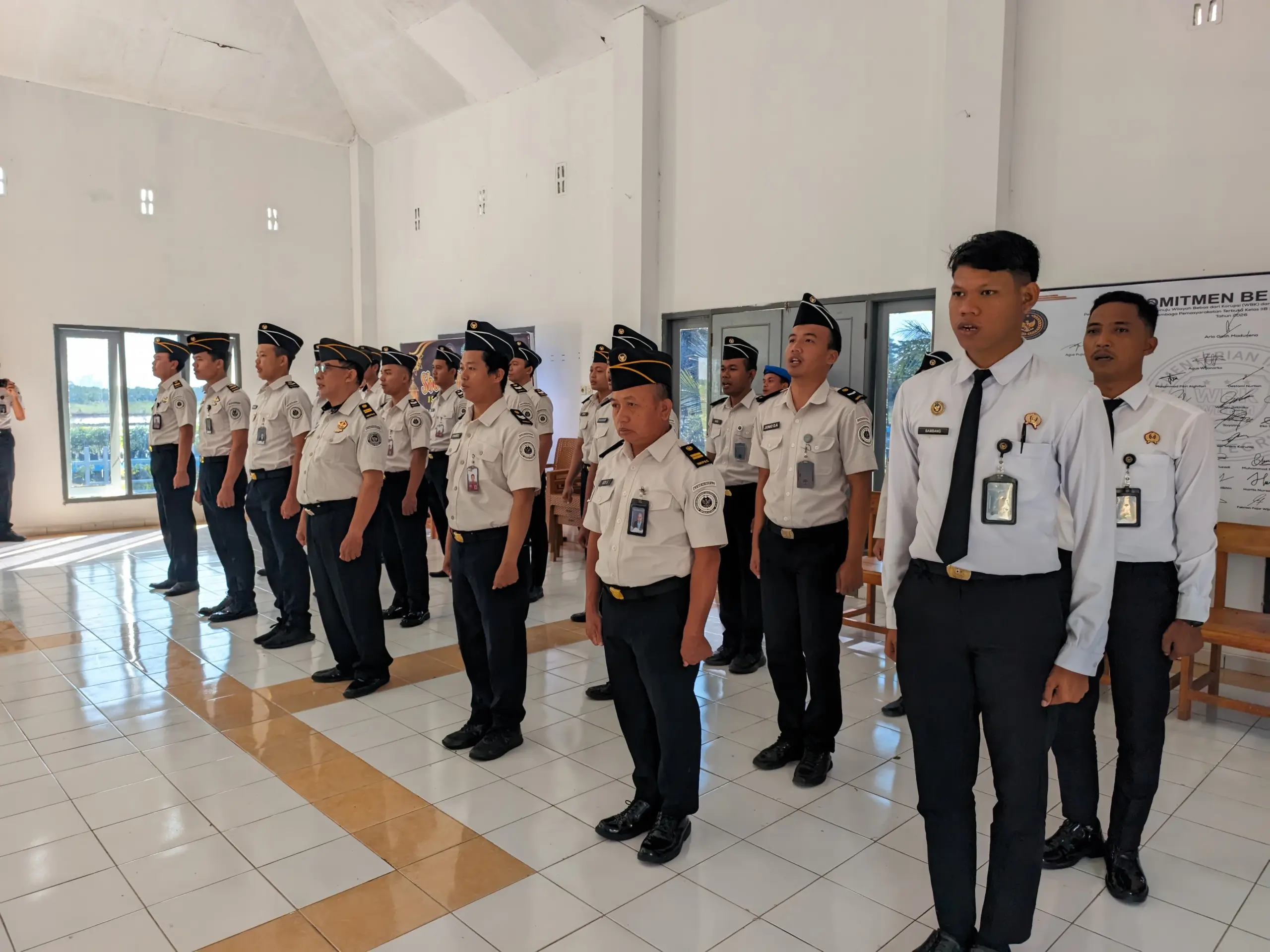 Jajaran petugas Lapas Terbuka Nusakambangan ikrar zero halinar. (Lapas Terbuka).