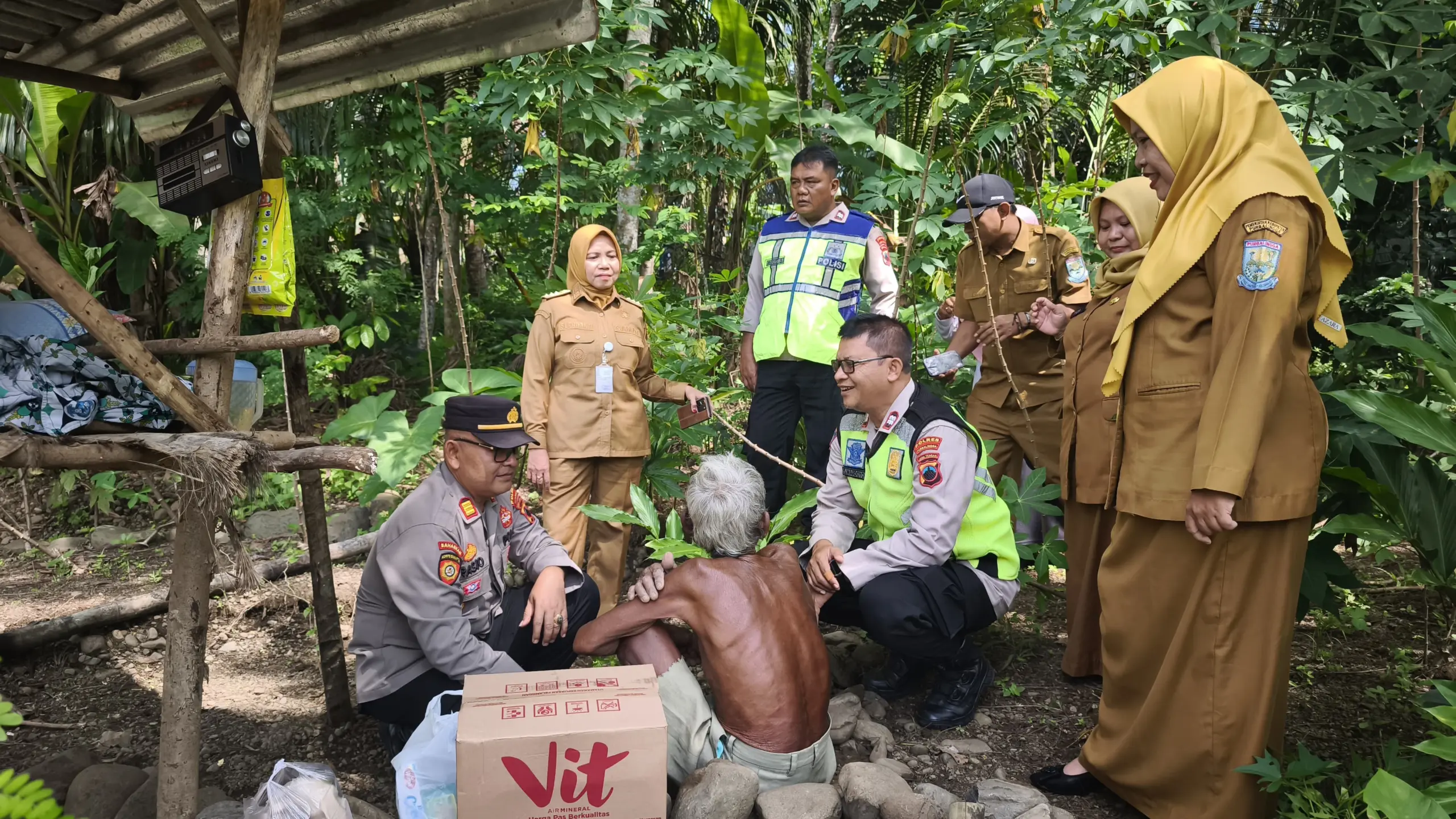 Kapolsek Karanganyar Purbalingga beserta jajaran saat merayu Basirun agar mau pindah dari tempat semua di gubuk pinggir sungai, Senin (20/4/2026). (Foto: Humas Polres Purbalingga)