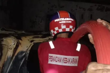 Petugas Damkar saat padamkan kebakaran rumah di Madusari, Wanareja, Cilacap. (Damkar Cilacap).