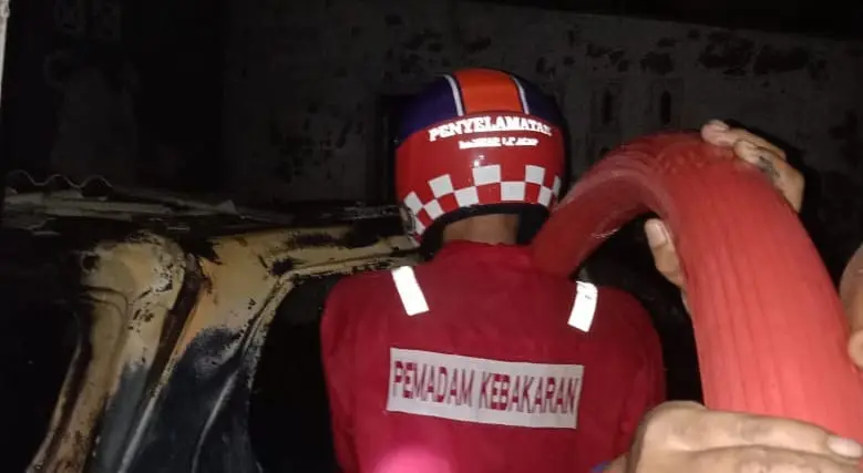 Petugas Damkar saat padamkan kebakaran rumah di Madusari, Wanareja, Cilacap. (Damkar Cilacap).