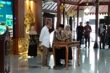 Menteri Pendidikan Dasar dan Menengah (Mendikdasmen), Abdul Mu’ti menandatangani plakat sekolah penerima bantuan revitalisasi, di Pendopo Si Panji Purwokerto, Sabtu (25/04/2026).