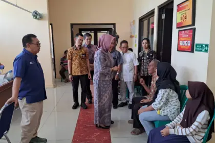 Plh Sekda Cilacap Annisa Fabrian didampingi Ketua PMI Cilacap Farid Ma'ruf dan jajaran saat meninjau sekrining Operasi Katarak di Cilacap. (Tri Aji).