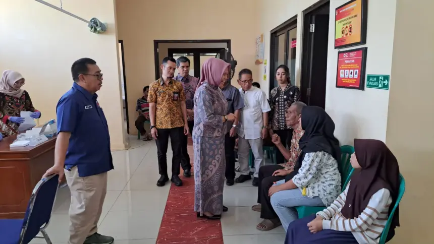 Plh Sekda Cilacap Annisa Fabrian didampingi Ketua PMI Cilacap Farid Ma'ruf dan jajaran saat meninjau sekrining Operasi Katarak di Cilacap. (Tri Aji).