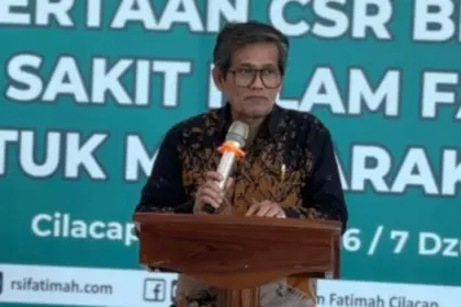 Direktur Utama RSI Fatimah Cilacap, dr. H. Nono Rasino, memberikan sambutan acara Sosialisasi kepesertaan CSR BPJS Kesehatan RSI Fatimah Cilacap. (Tri Aji).