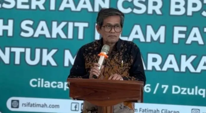 Direktur Utama RSI Fatimah Cilacap, dr. H. Nono Rasino, memberikan sambutan acara Sosialisasi kepesertaan CSR BPJS Kesehatan RSI Fatimah Cilacap. (Tri Aji).