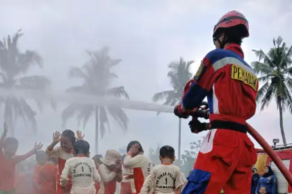 Keseruan saat anak anak TK dan PAUD dikenalkan profesi Pemadam Kebakaran di Banjarnegara, Rabu (22/4/2026). (foto: Panitia Outing Class)