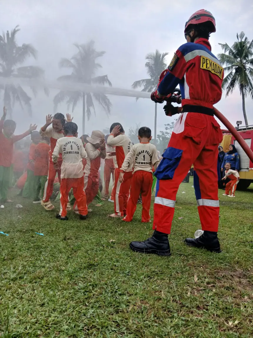 Keseruan saat anak anak TK dan PAUD dikenalkan profesi Pemadam Kebakaran di Banjarnegara, Rabu (22/4/2026). (foto: Panitia Outing Class)