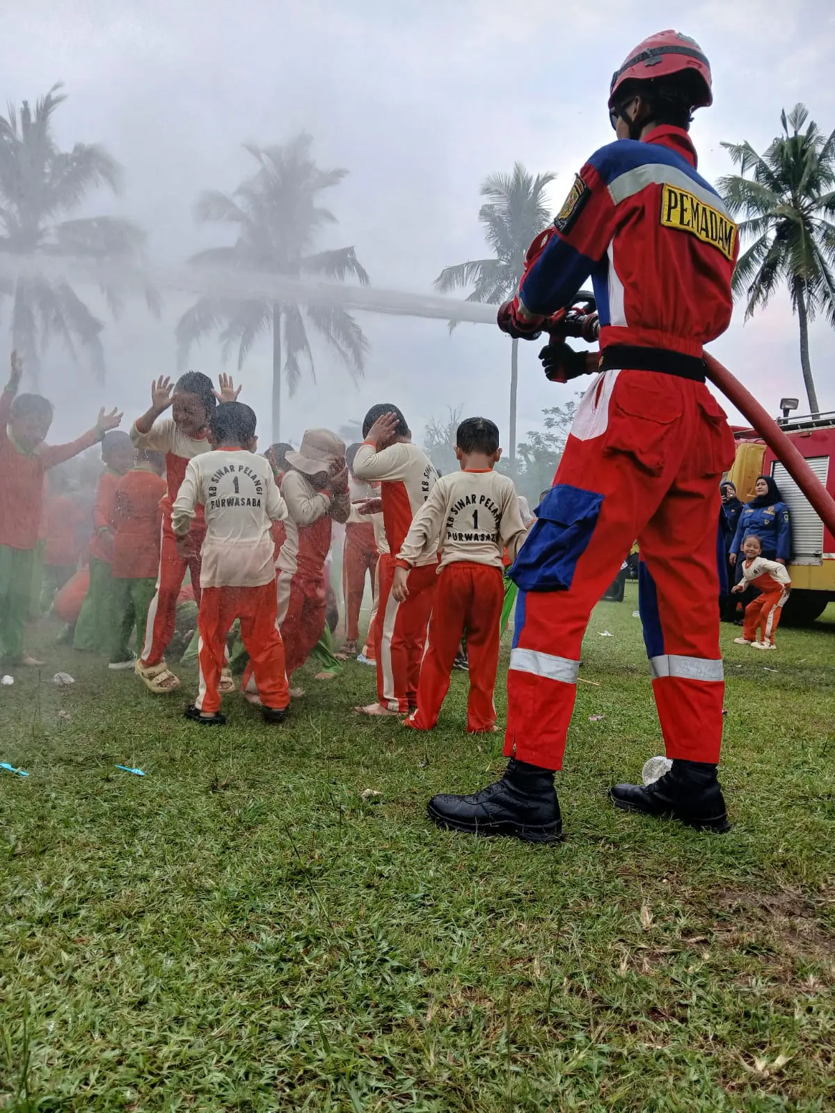Keseruan saat anak anak TK dan PAUD dikenalkan profesi Pemadam Kebakaran di Banjarnegara, Rabu (22/4/2026). (foto: Panitia Outing Class)