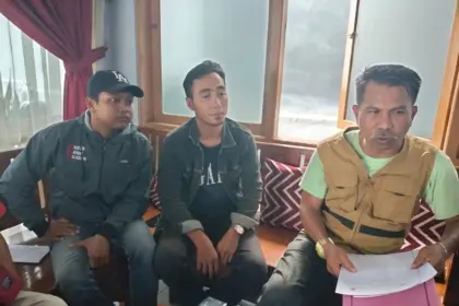 Korban dugaan penipuan PT Rash Ahsana Air, Supriyono dan Ahmad Samsul Arifin, didampingi kuasa hukum, menunjukan surat kuasa, kepada Advocat Djoko Susanto, Kamis (30/04/2026).(Foto: Wahyu Sumantri)