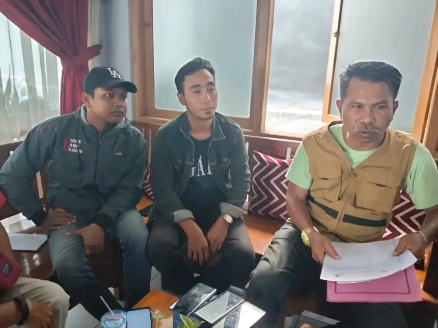 Korban dugaan penipuan PT Rash Ahsana Air, Supriyono dan Ahmad Samsul Arifin, didampingi kuasa hukum, menunjukan surat kuasa, kepada Advocat Djoko Susanto, Kamis (30/04/2026).(Foto: Wahyu Sumantri)
