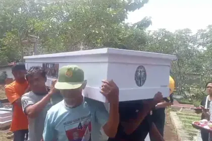 Haru! Korban Tewas Tabrakan KA di Bekasi Timur Asal Cilacap Dimakamkan