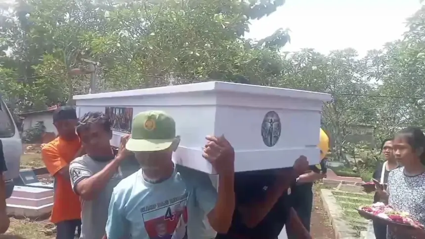 Haru! Korban Tewas Tabrakan KA di Bekasi Timur Asal Cilacap Dimakamkan