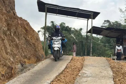 Pengendara sepeda motor saat melintasi jalan darurat Kaliireng Pejawaran, Rabu (16/4/2026). (Foto: Kominfo Banjarnegara)