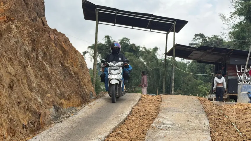 Pengendara sepeda motor saat melintasi jalan darurat Kaliireng Pejawaran, Rabu (16/4/2026). (Foto: Kominfo Banjarnegara)