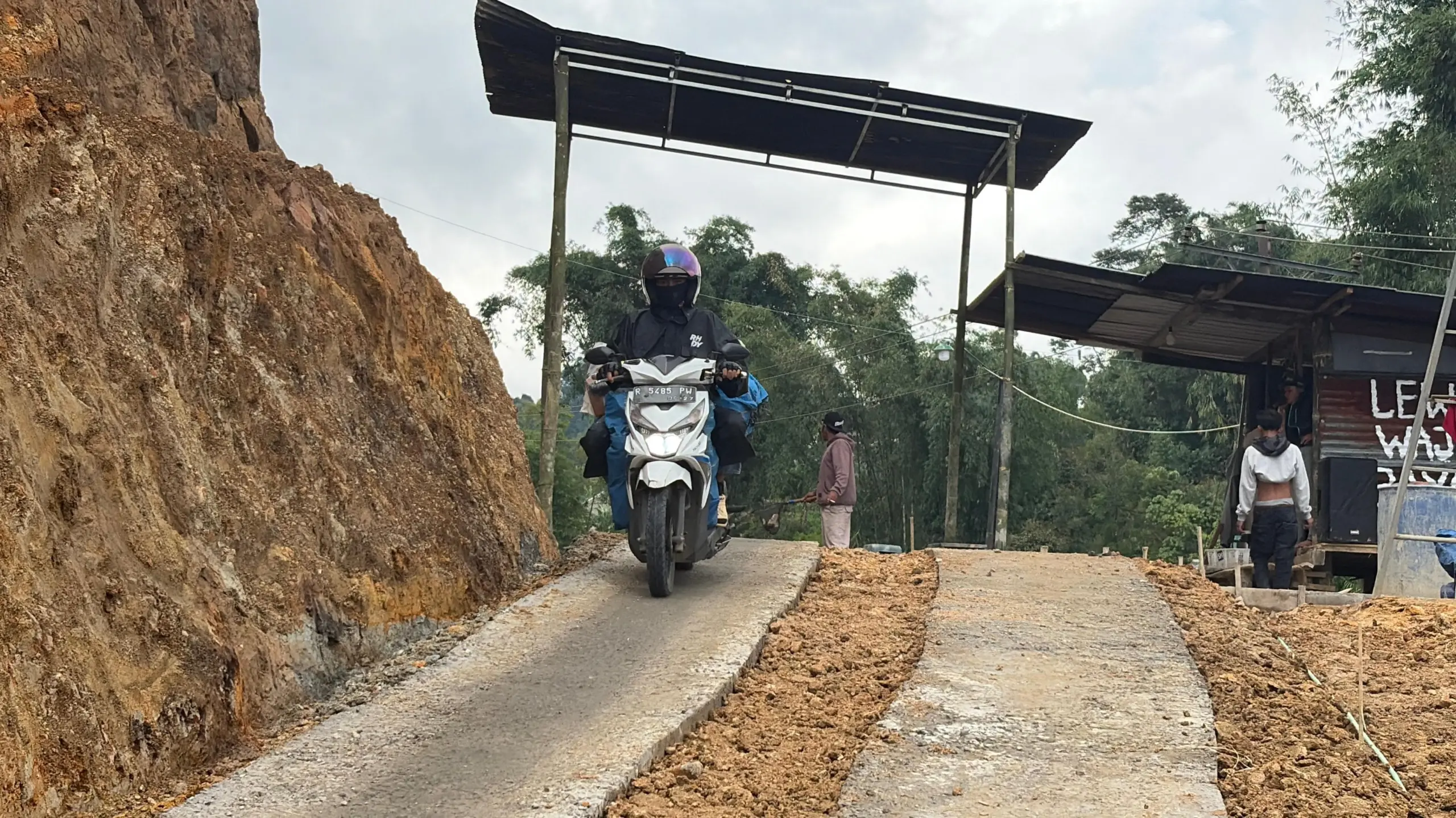 Pengendara sepeda motor saat melintasi jalan darurat Kaliireng Pejawaran, Rabu (16/4/2026). (Foto: Kominfo Banjarnegara)