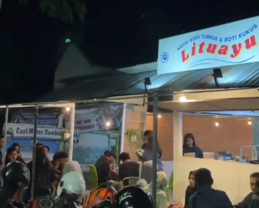 Suasana Jalan Perwira atau "Blok-P" Cilacap yang kini telah bersalin rupa menjadi pusat aktivitas dan tempat berkumpulnya generasi muda. (Foto: TikTok @kedailituayu)