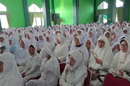 Jemaah calon haji Kabupaten Cilacap saat ikuti manasik haji di Gedung IPHI Cilacap. (Tri Aji).