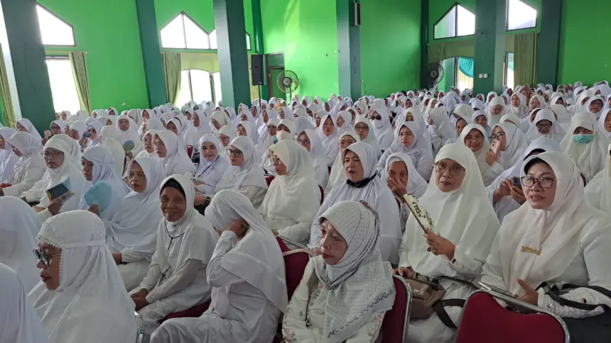 Jemaah calon haji Kabupaten Cilacap saat ikuti manasik haji di Gedung IPHI Cilacap. (Tri Aji).