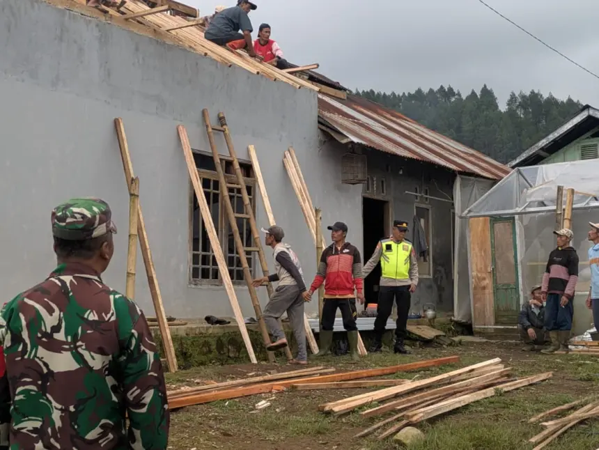 Sejumlah relawan dan warga saat melakukan perbaikan pada rumah yang terkena dampak akibat angin puting beliung di desa jatilawang banjarnegara, Kamis (30/4/2026). (Foto: Heri Cahyono)