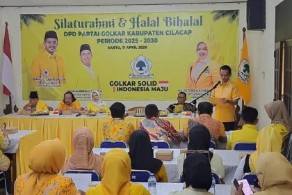 Sekretaris DPD Golkar Cilacap Mitra Patriasmoro memberikan sambutan acara halalbihalal dan silaturahmi pengurus internal di Gedung Golkar Cilacap. (Tri Aji).