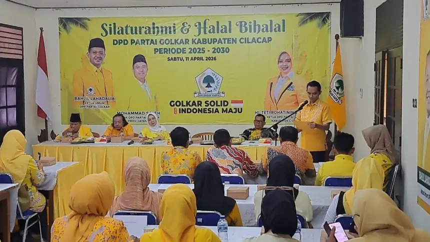 Sekretaris DPD Golkar Cilacap Mitra Patriasmoro memberikan sambutan acara halalbihalal dan silaturahmi pengurus internal di Gedung Golkar Cilacap. (Tri Aji).