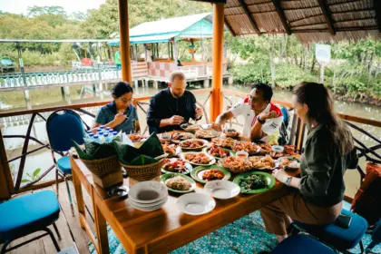 Pengunjung menikmati hidangan kepiting di Kampoeng Kepiting Kutawaru, Cilacap. (Kilang Cilacap).