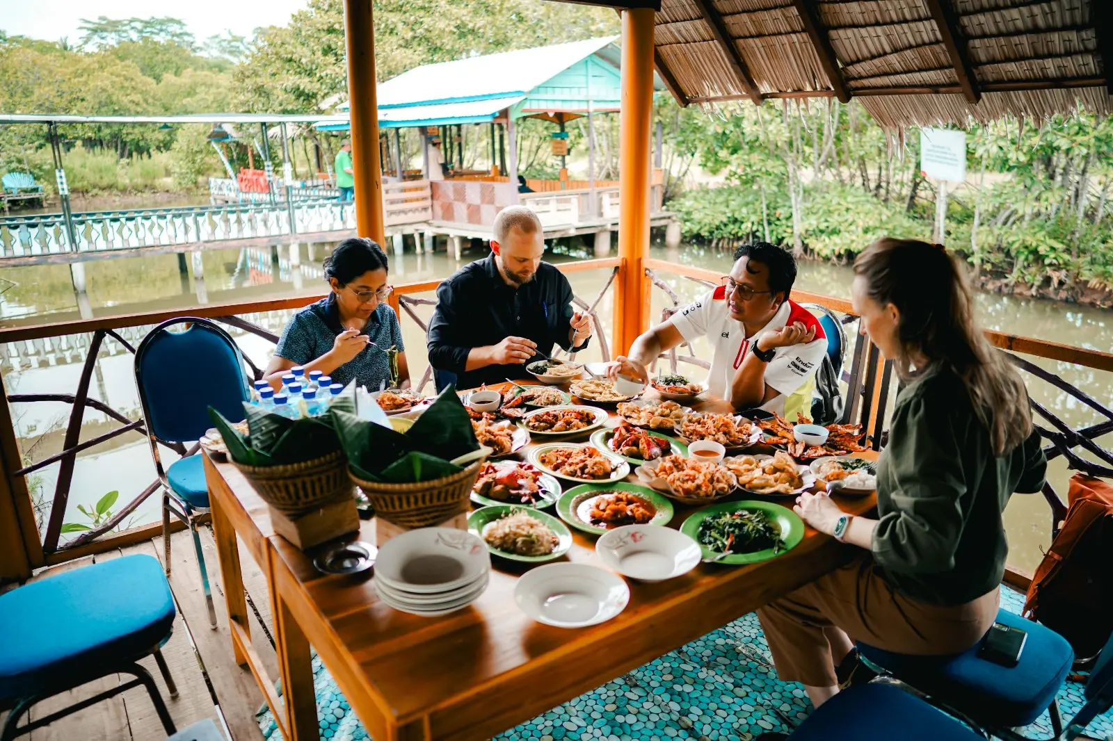 Pengunjung menikmati hidangan kepiting di Kampoeng Kepiting Kutawaru, Cilacap. (Kilang Cilacap).