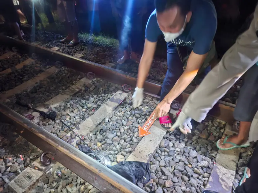 Polisi saat olah tempat kejadian perkara korban tertabrak kereta api di Kroya Cilacap. (Polresta Cilacap).
