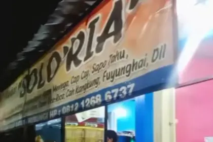 Kedai Soloria di Jalan Gatot Subroto, Cilacap, saat ini tengah viral karena kemiripan nama dan menu dengan salah satu restoran besar. (Foto: TikTok @sukmawati03098) 