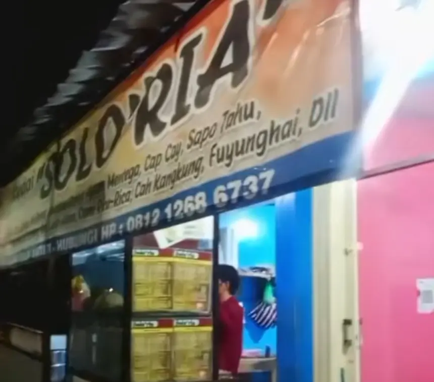 Kedai Soloria di Jalan Gatot Subroto, Cilacap, saat ini tengah viral karena kemiripan nama dan menu dengan salah satu restoran besar. (Foto: TikTok @sukmawati03098) 