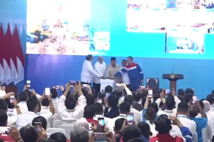 Presiden RI Prabowo Subianto meresmikan groundbreaking 13 Proyek Hilirisasi di Pertamina Patra Niaga RU IV Kilang Cilacap. (Tri Aji).