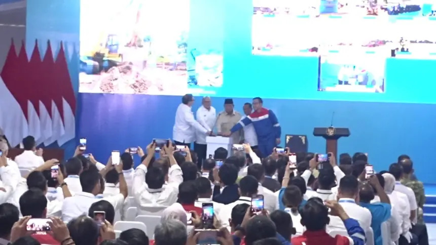 Presiden RI Prabowo Subianto meresmikan groundbreaking 13 Proyek Hilirisasi di Pertamina Patra Niaga RU IV Kilang Cilacap. (Tri Aji).