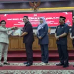 Plt Bupati Cilacap Ammy menyerahkan dokumen LKPJ Cilacap 2025 kepada Ketua DPRD Taufik Nurhidayat didampingi para wakil ketua. (Tri Aji).