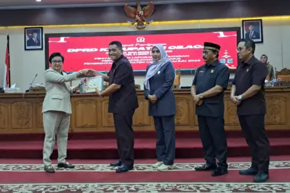 Plt Bupati Cilacap Ammy menyerahkan dokumen LKPJ Cilacap 2025 kepada Ketua DPRD Taufik Nurhidayat didampingi para wakil ketua. (Tri Aji).