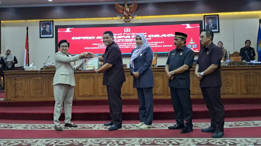 Plt Bupati Cilacap Ammy menyerahkan dokumen LKPJ Cilacap 2025 kepada Ketua DPRD Taufik Nurhidayat didampingi para wakil ketua. (Tri Aji).