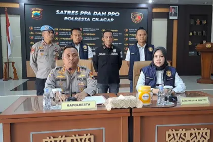 Kapolresta Cilacap Kombes Pol Budi Adhy Buono didampingi Kasatres PPA dan PPO gelar konferensi pers. (Tri Aji).