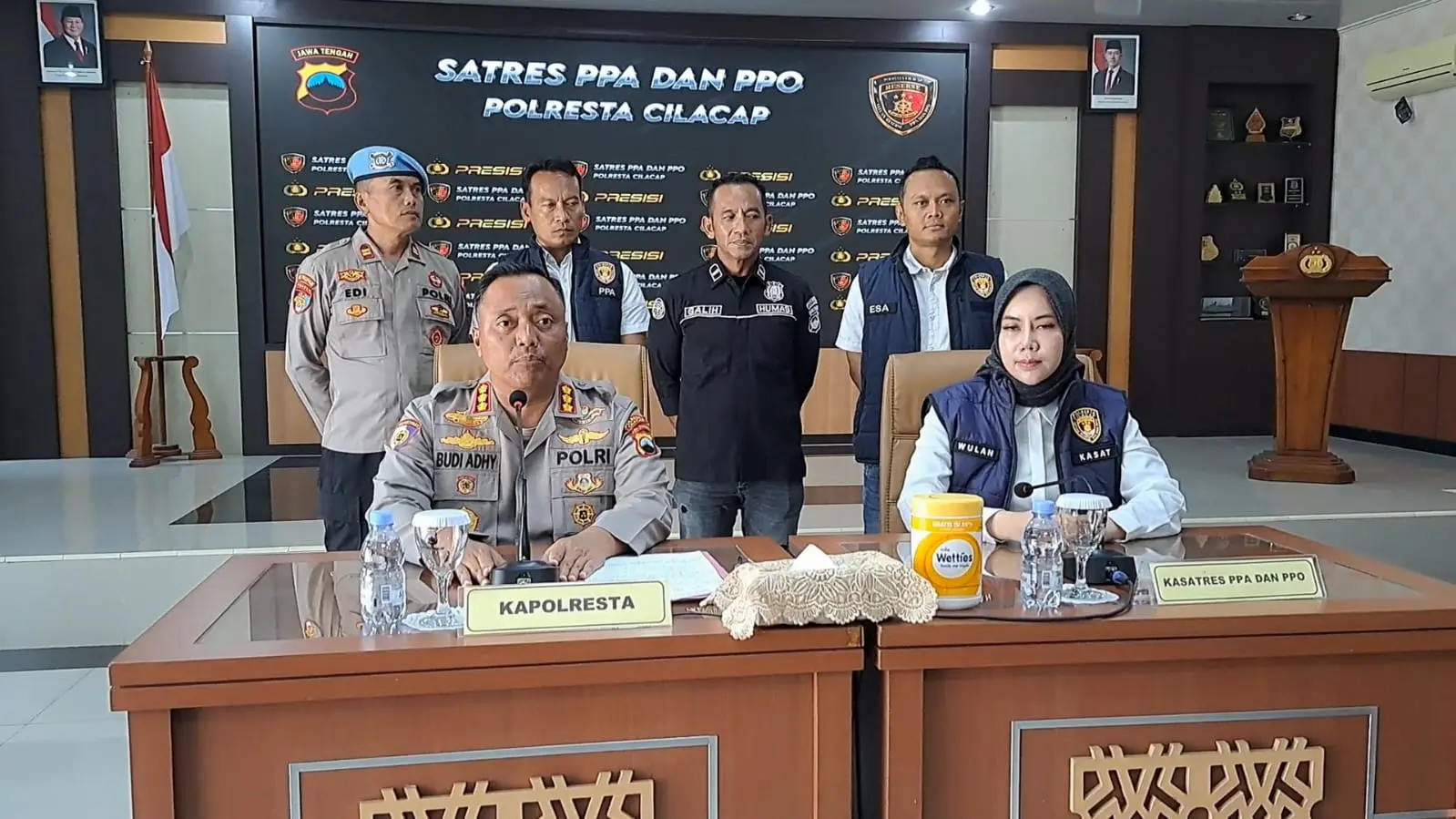 Kapolresta Cilacap Kombes Pol Budi Adhy Buono didampingi Kasatres PPA dan PPO gelar konferensi pers. (Tri Aji).