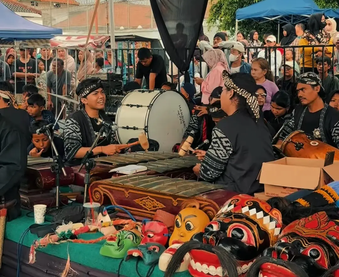 Pemusik Kuda Kepang Ebeg ketika tampil di sebuah pertunjukan, lengkap dengan alat musik tradisionalnya. (Foto: Tangkapan layar Instagram @bupati_cilacap)