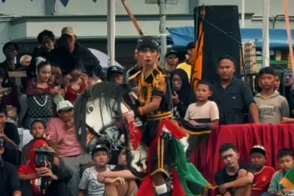 Kesenian tradisional Kuda Kepang Ebeg saat tampil dalam perayaan HUT Kabupaten Cilacap di Alun-alun Cilacap beberapa waktu lalu. (Foto: Tangkapan layar Instagram @bupati_cilacap)