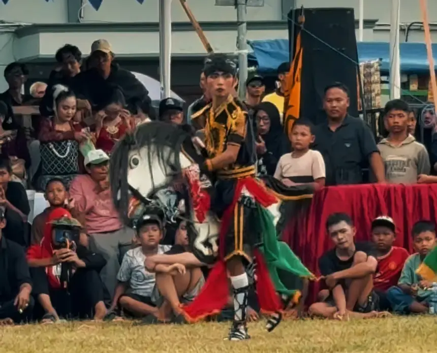 Kesenian tradisional Kuda Kepang Ebeg saat tampil dalam perayaan HUT Kabupaten Cilacap di Alun-alun Cilacap beberapa waktu lalu. (Foto: Tangkapan layar Instagram @bupati_cilacap)