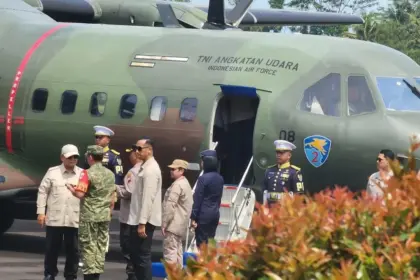 Presiden Prabowo Subianto turun dari pesawat disambut Plt Bupati Cilacap dan Forkopimda Cilacap di Bandara Tunggul Wulung Cilacap. (Setneg).