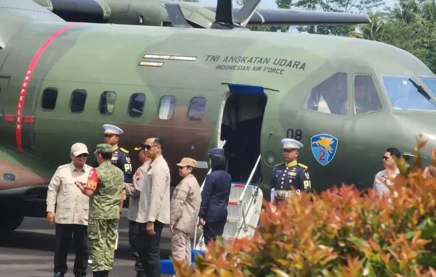Presiden Prabowo Subianto turun dari pesawat disambut Plt Bupati Cilacap dan Forkopimda Cilacap di Bandara Tunggul Wulung Cilacap. (Setneg).