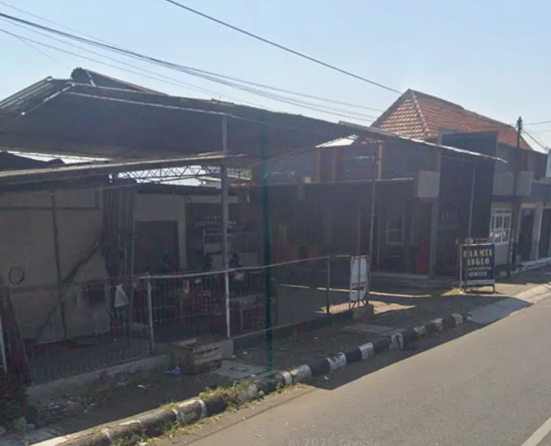 Penampakan kedai Bakmie Anglo Pak Trisno yang berlokasi strategis di depan Sentul Waterpark & Hall. (Sumber: Google Street View)